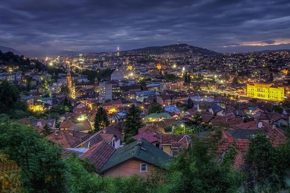 een uitzicht op een stad bij nacht