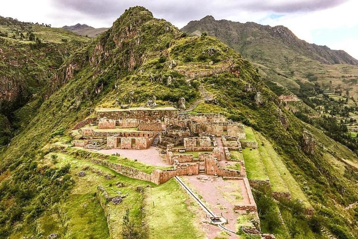 ruínas antigas na encosta de uma montanha