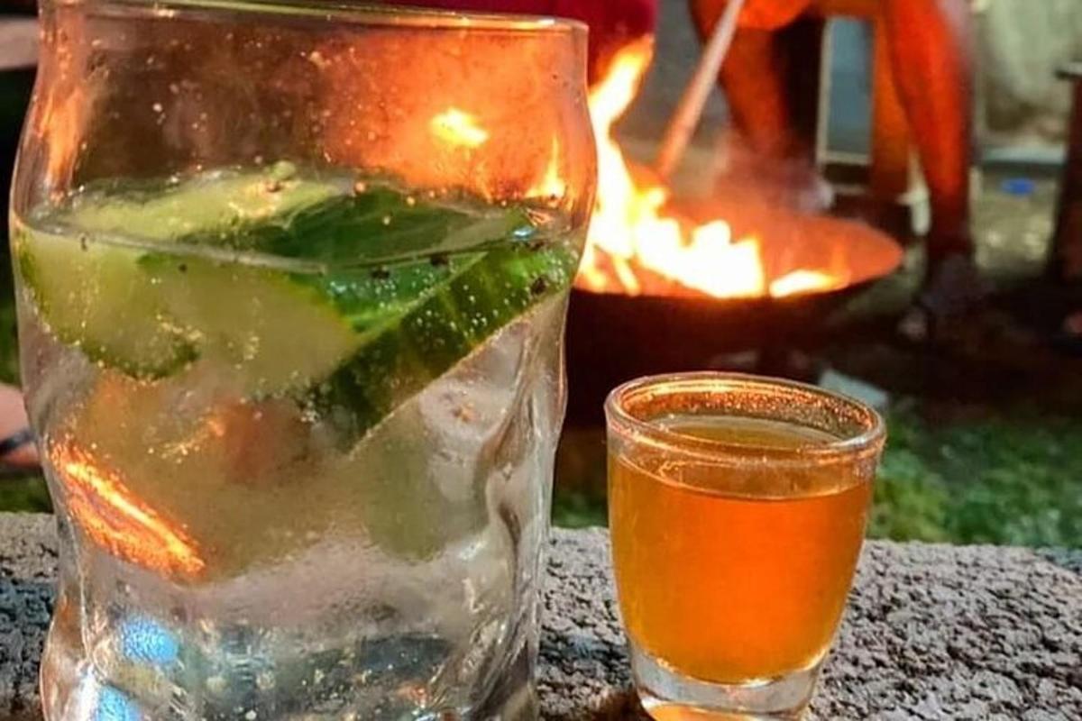 een glas water en een drankje voor een vuur