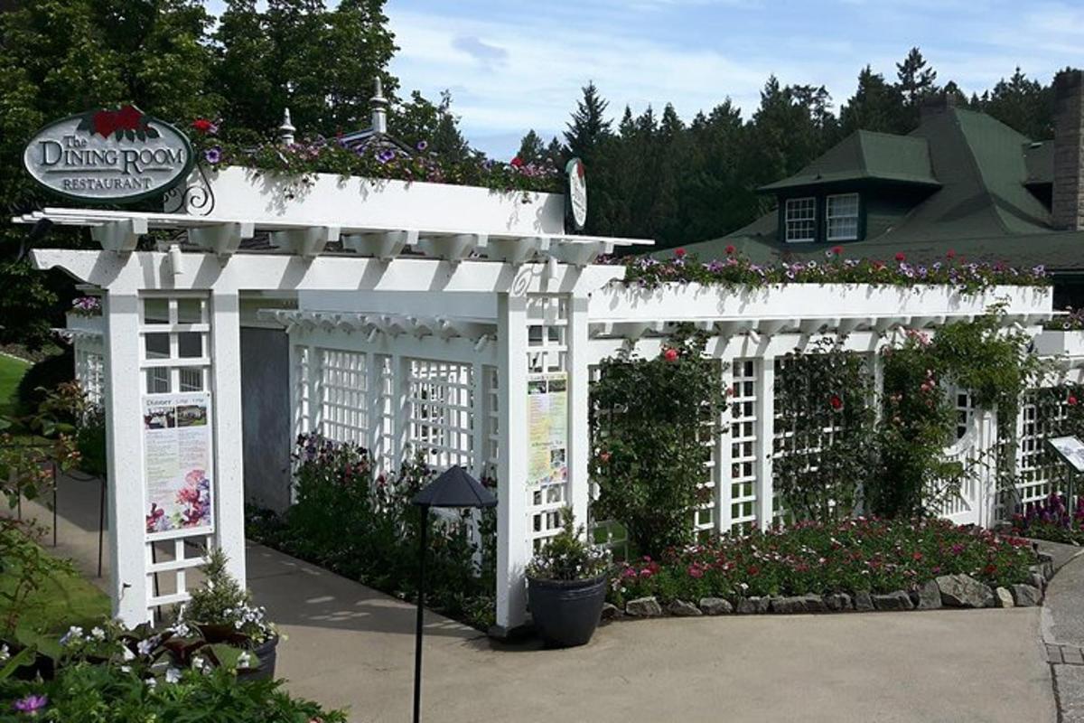 bílá pergola s květinami a rostlinami