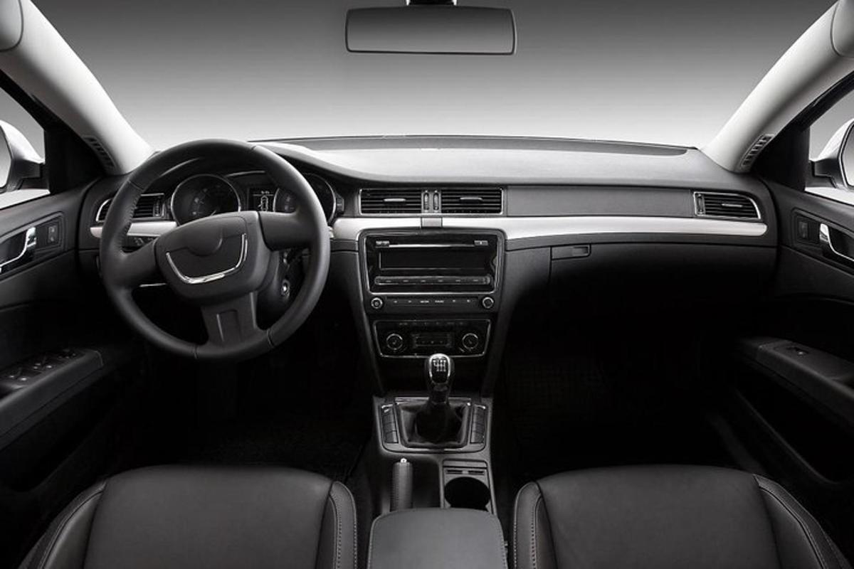 ein Blick auf das Armaturenbrett eines Autos