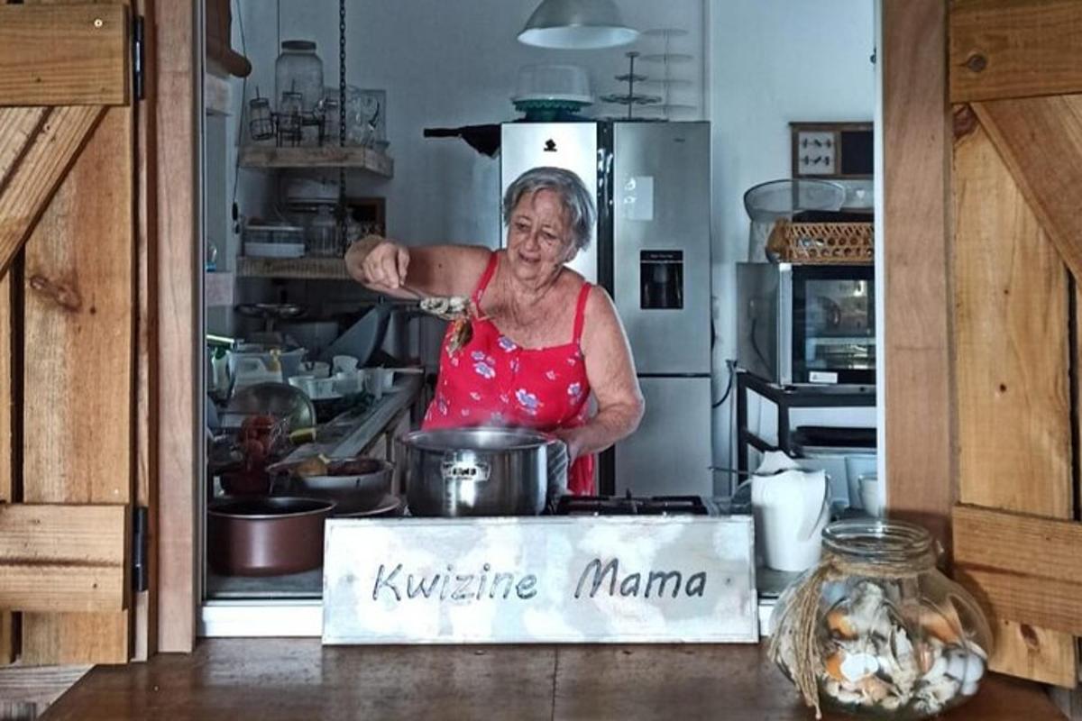Μια ηλικιωμένη γυναίκα σε μια κουζίνα ανακατεύοντας μια κατσαρόλα
