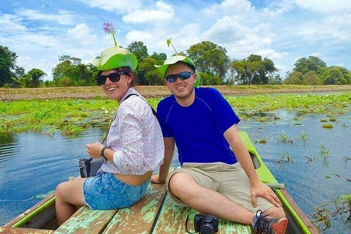 muž a žena sedící na lodi na vodě