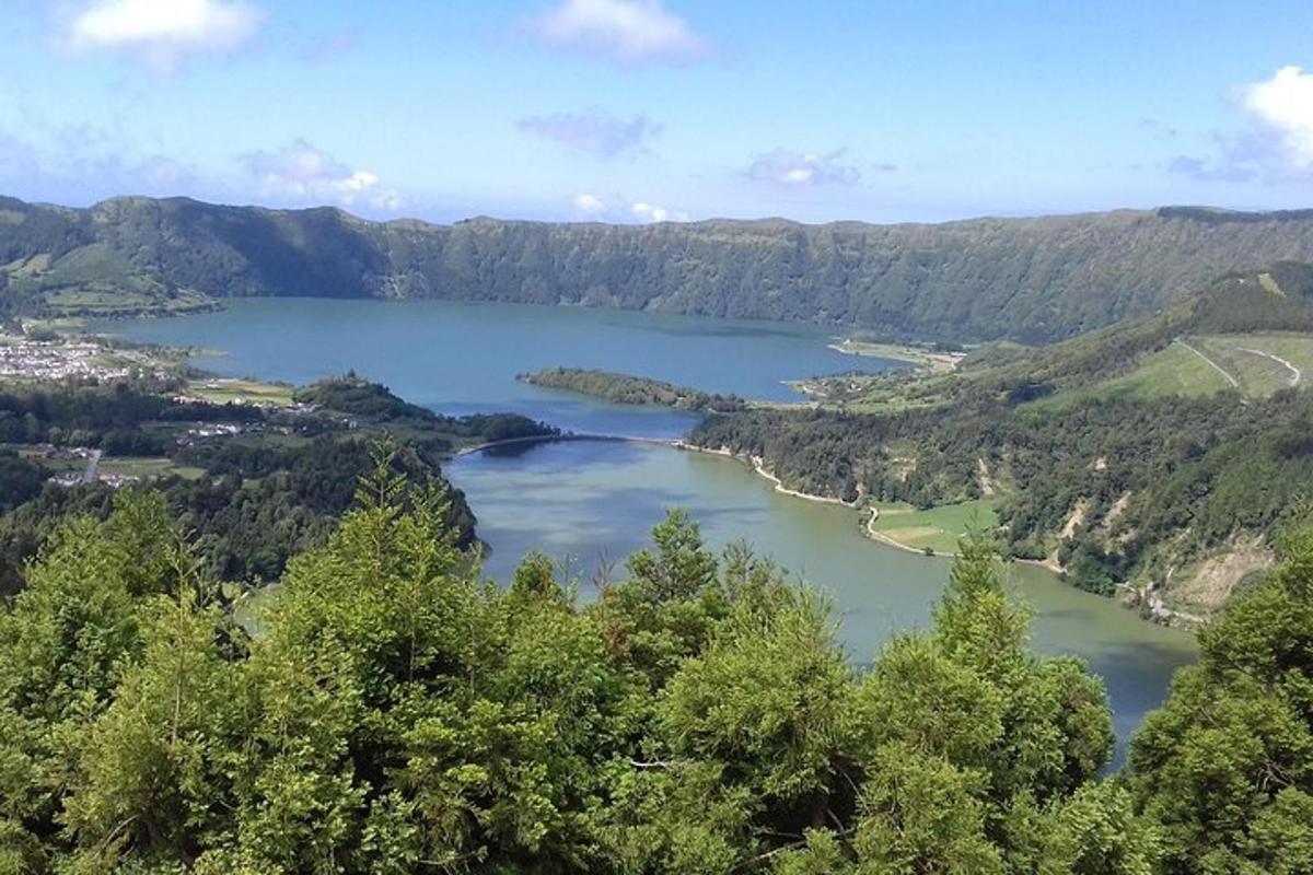 una vista di un grande lago in montagna