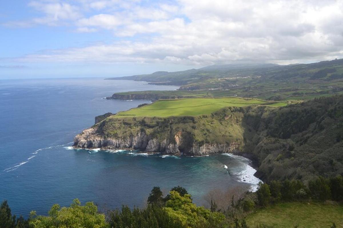 una vista aerea di un campo da golf e dell'oceano