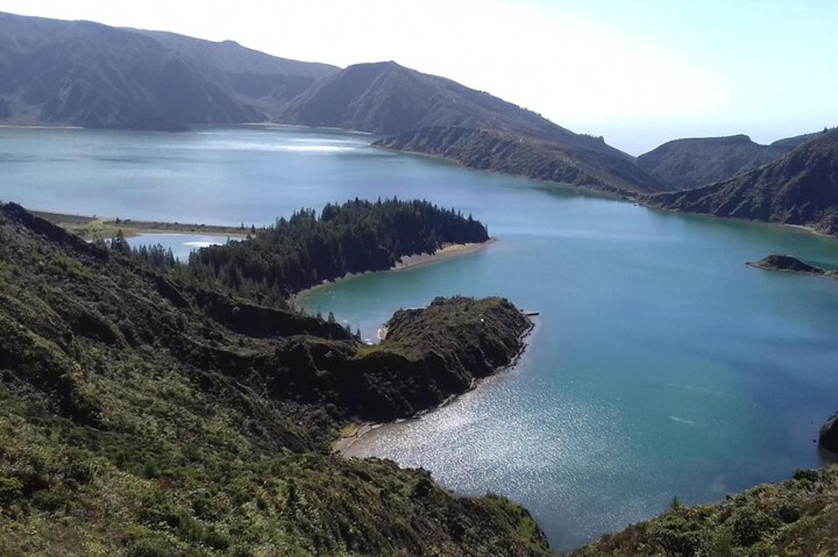 zračni pogled na jezero v gorah