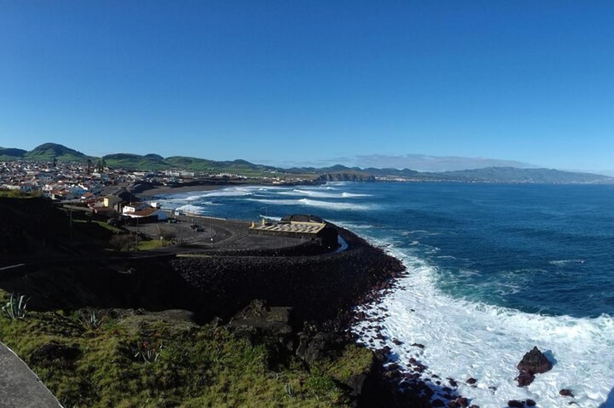 uma vista da costa de uma praia com o oceano