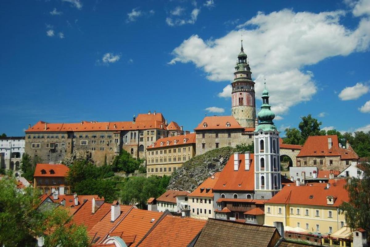 pohled na město s budovami a hodinovou věží