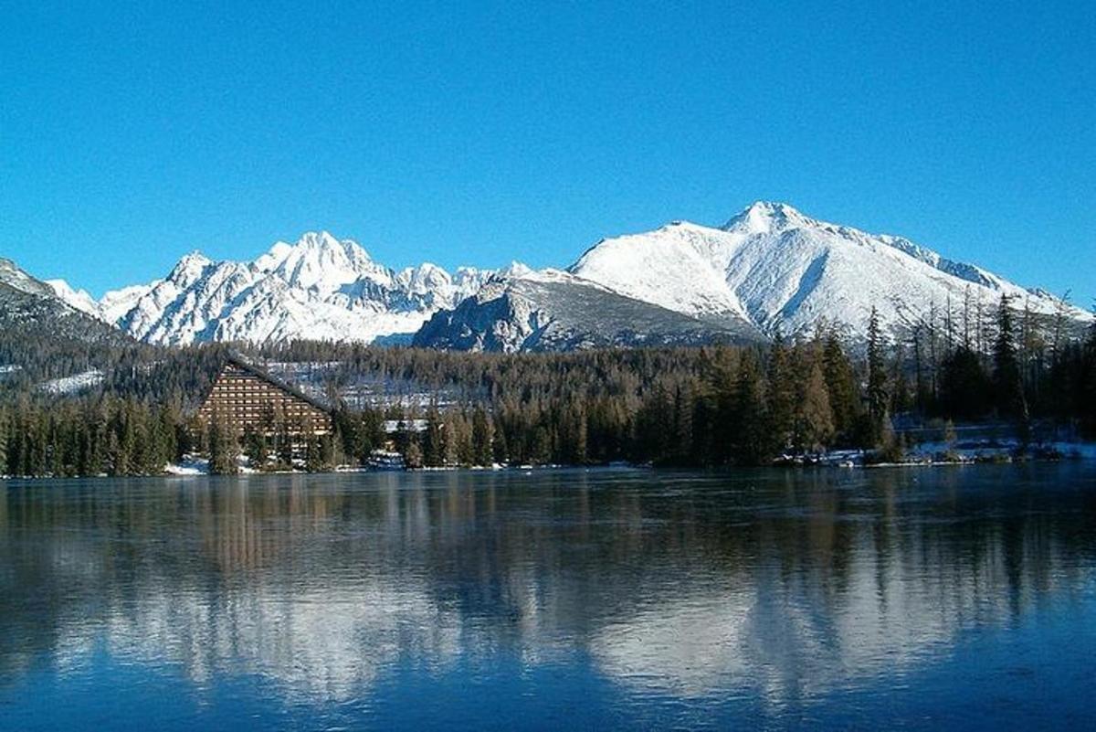 sebuah tasik besar dengan latar belakang gunung yang dilitupi salji