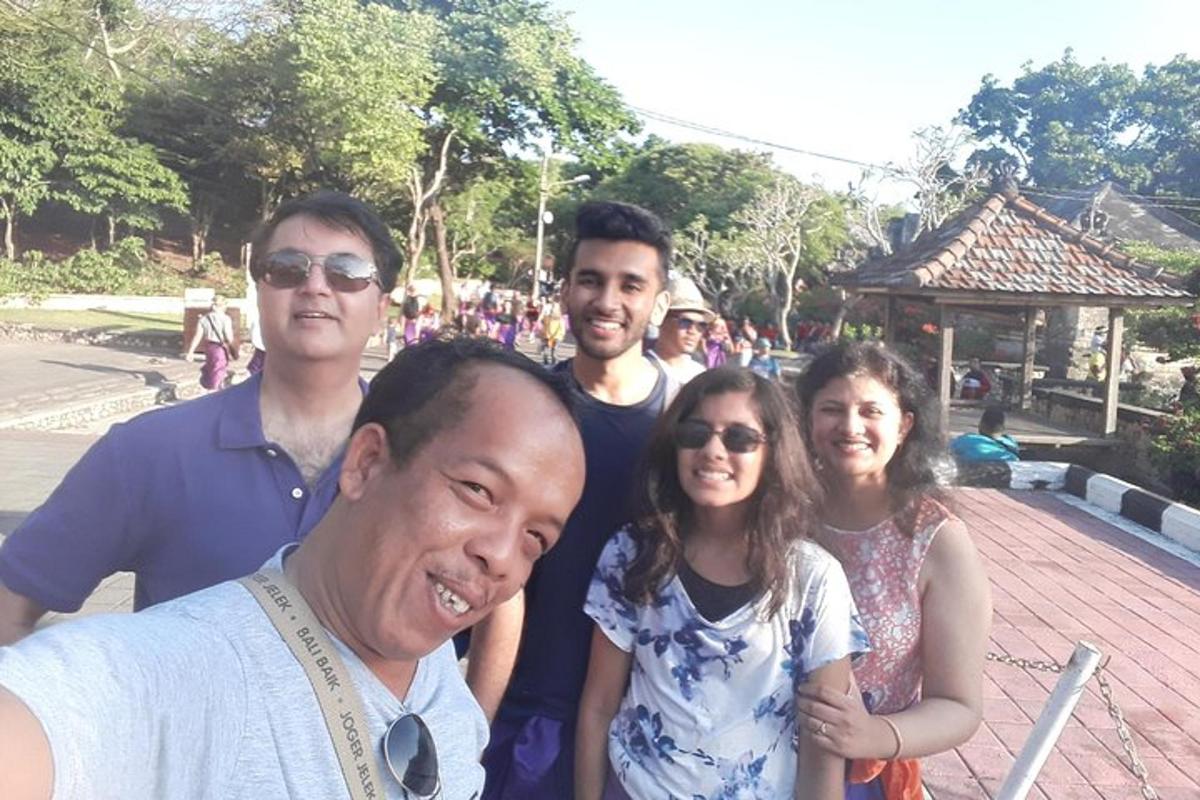 um grupo de pessoas posando para uma foto
