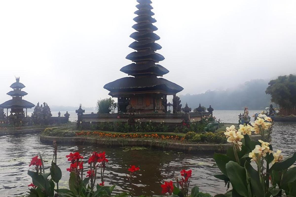una pagoda in mezzo a uno stagno con fiori