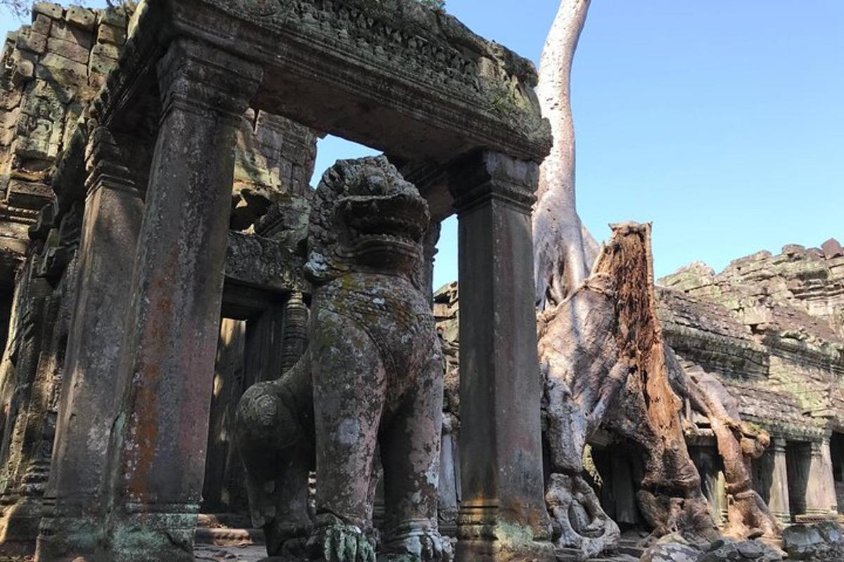một bức tượng của một người đứng trong một tòa nhà