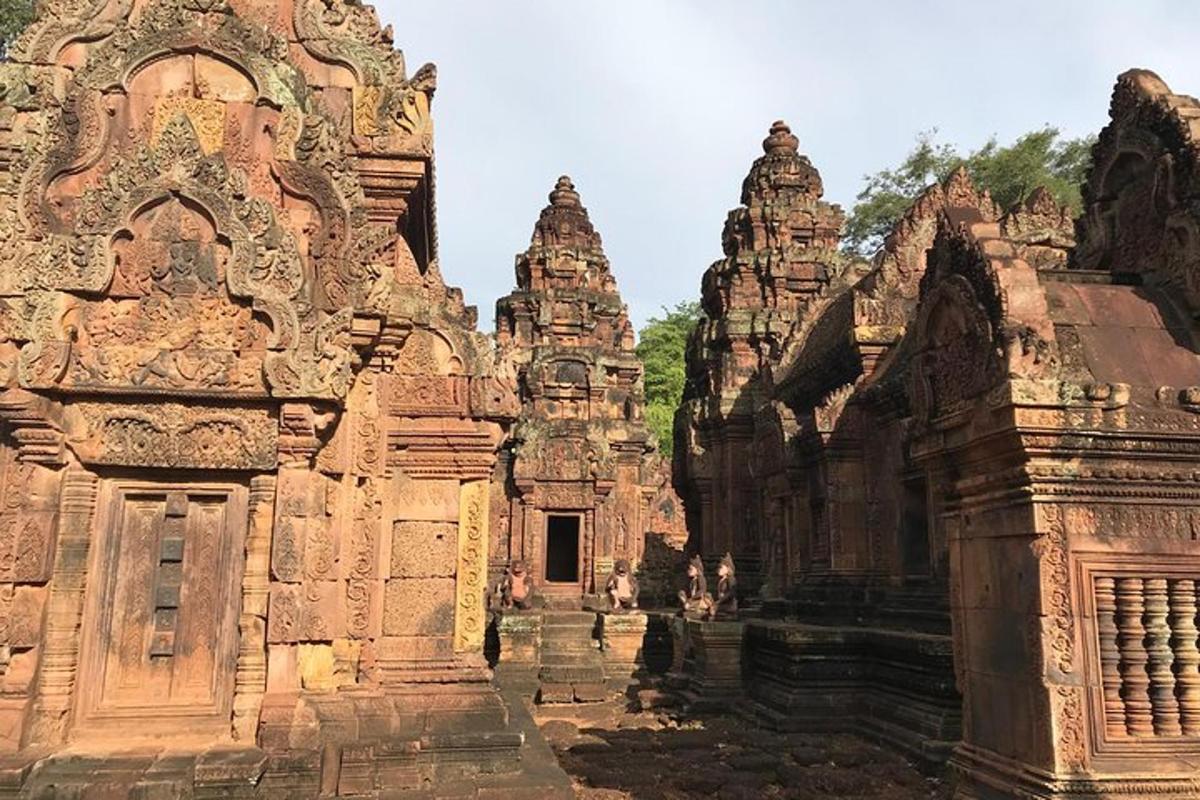 một tòa nhà cổ có cửa ra vào trong một ngôi đền