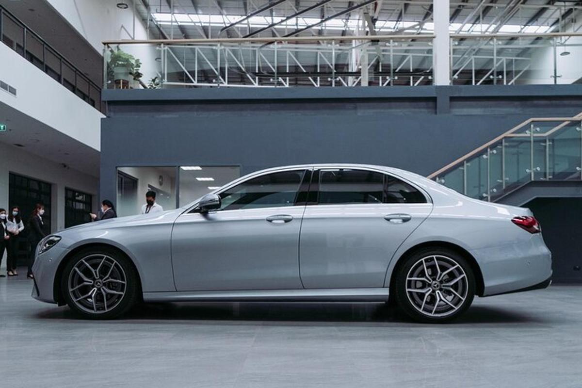 valkoinen auto pysäköitynä rakennuksen eteen