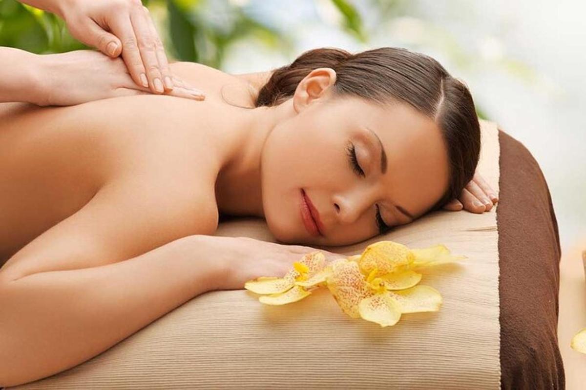 egy nő masszázst kap egy wellness szalonban