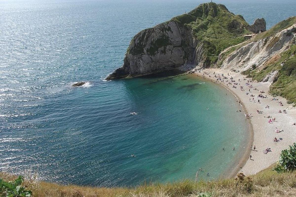ชายหาดที่มีผู้คนมากมายอยู่ในน้ำ