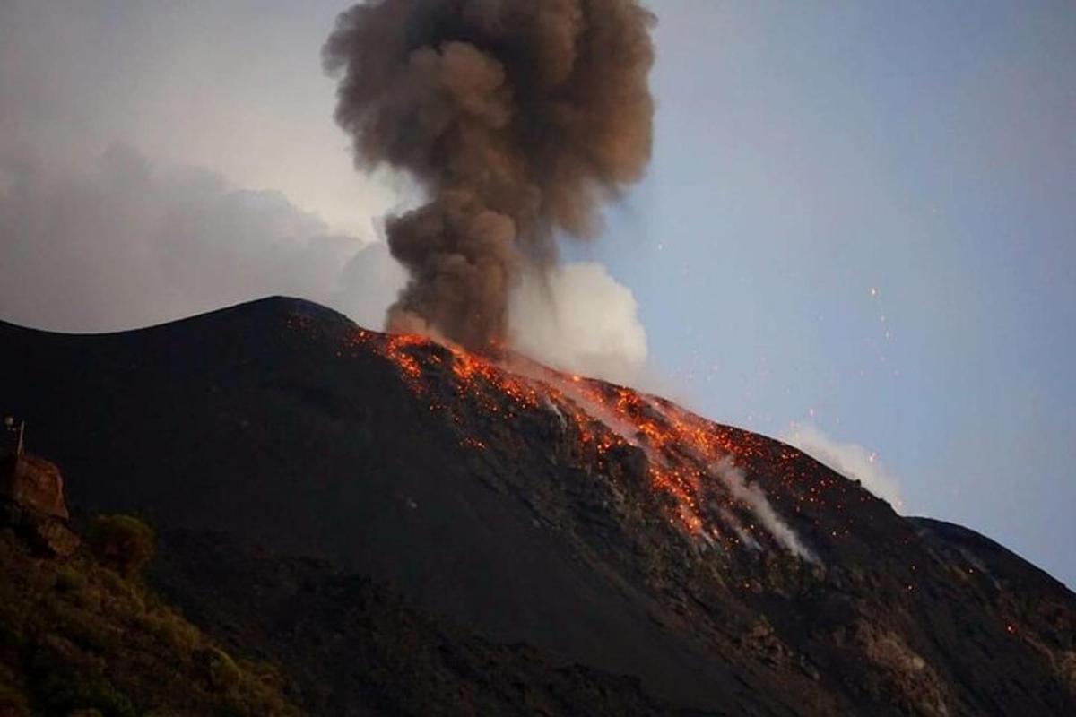 um incêndio está descendo uma colina com fumaça preta