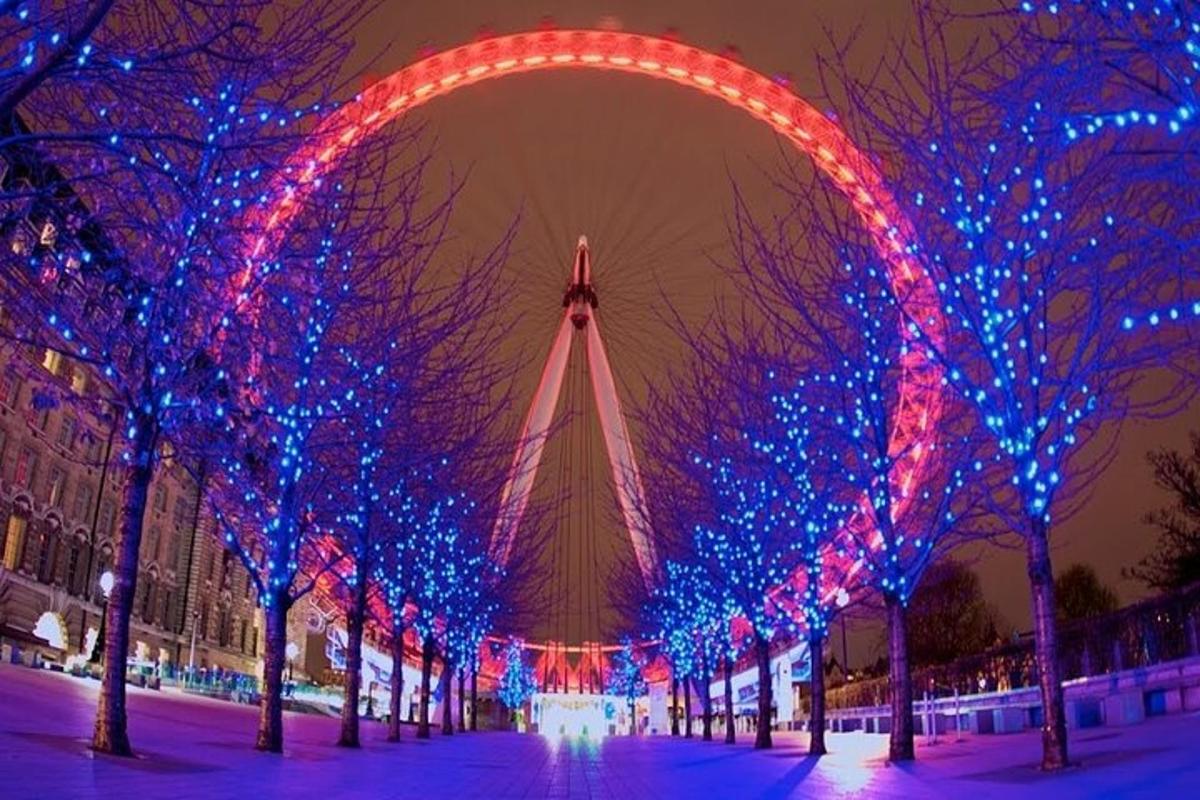 jõulutuledega valgustatud London Eye'i vaade