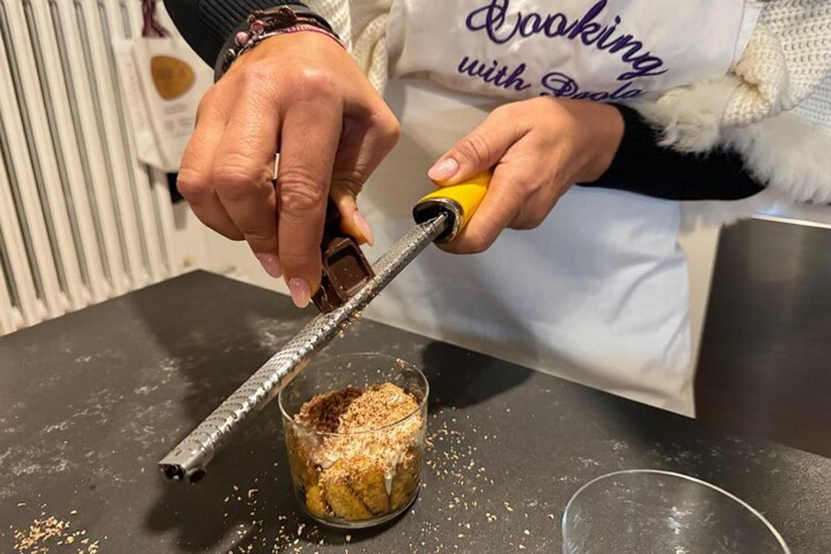 una persona che prepara il cibo con un coltello su un bancone