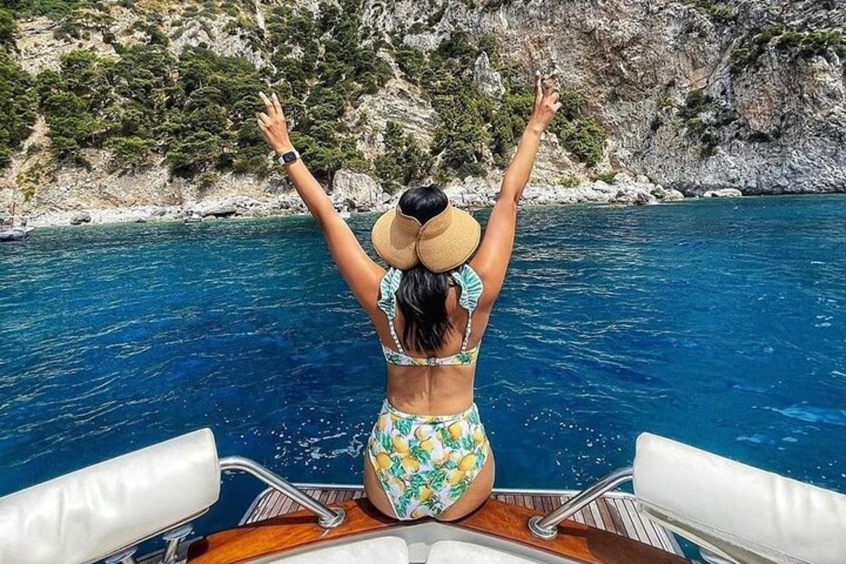 una mujer sentada en un bote en el agua