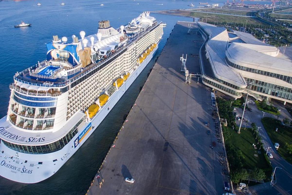 o vedere de sus a unei nave de croazieră pe apă