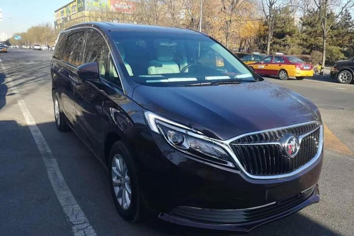 juodas limuzinas, pastatytas automobilių stovėjimo aikštelėje