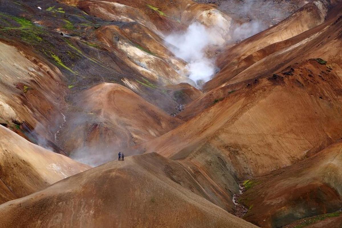 lukisan seseorang yang berdiri di tengah-tengah gunung