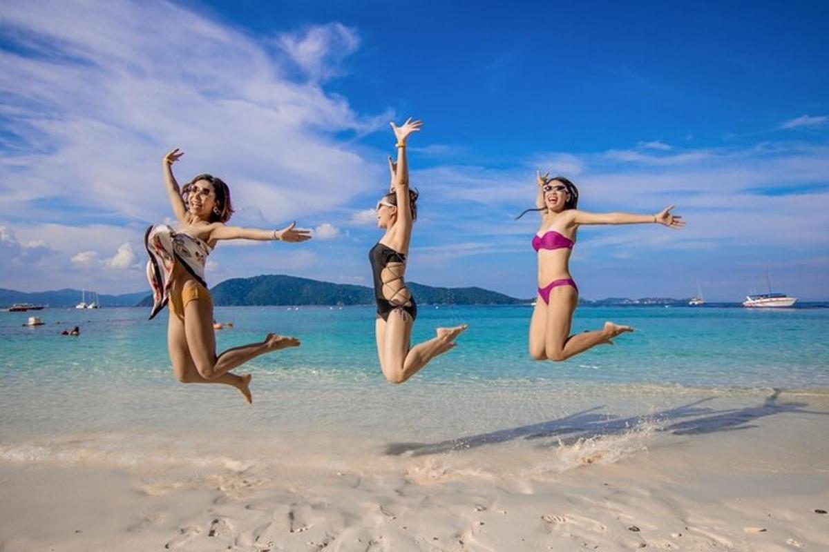 três meninas pulando no ar na praia