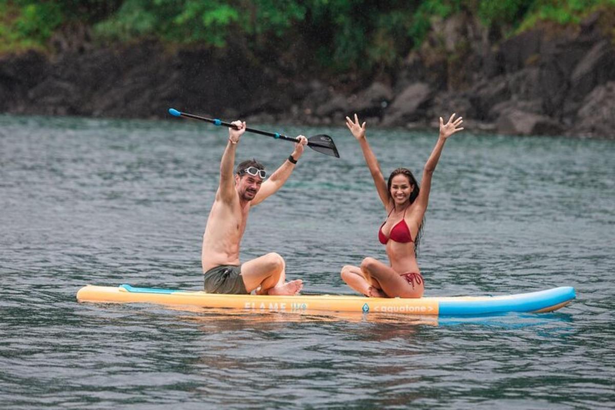 muž a žena na paddleboardu ve vodě