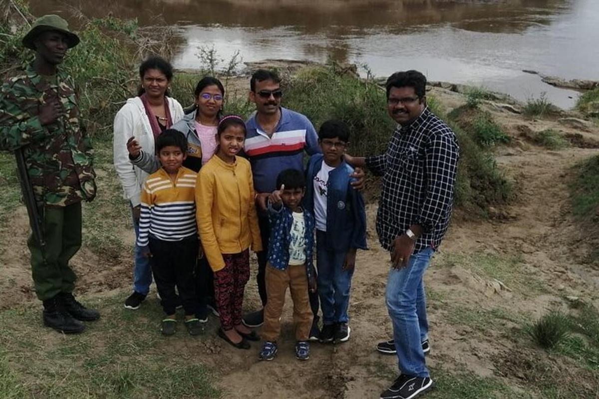 Un grupo de personas posando para una foto junto a un río.