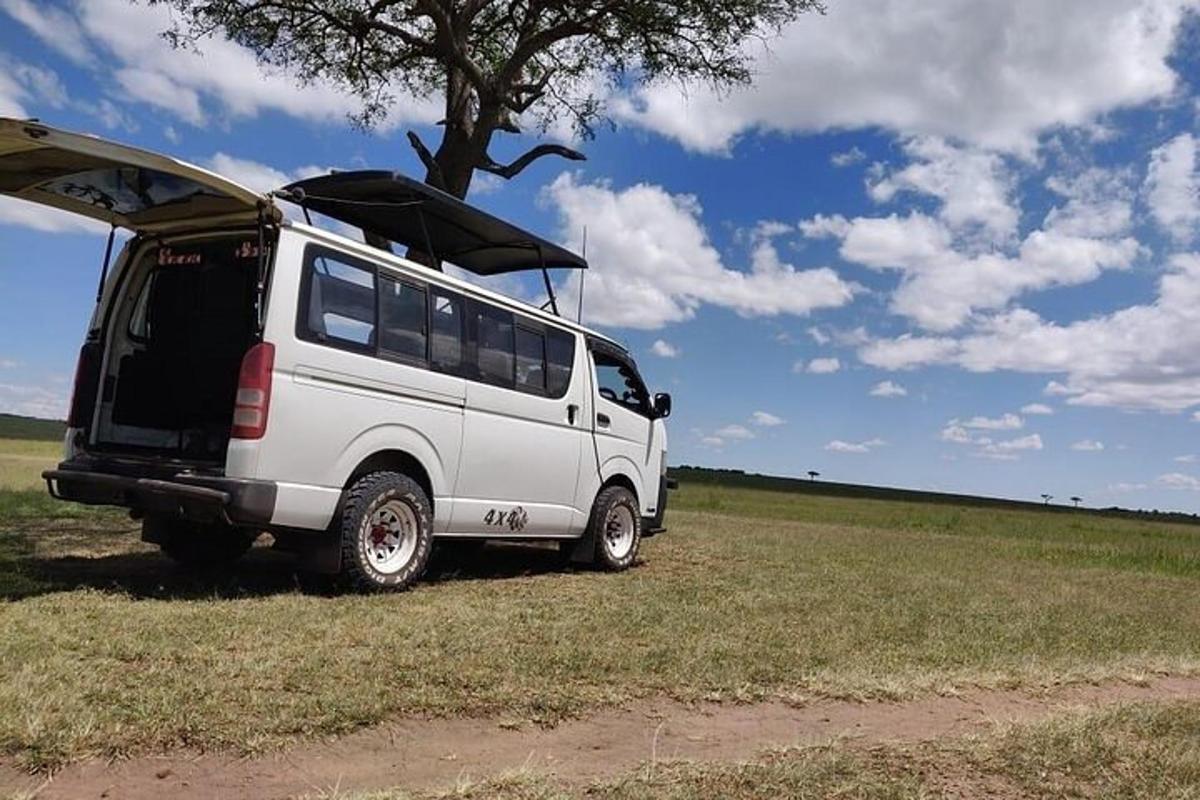 uma van branca estacionada em um campo com a porta aberta