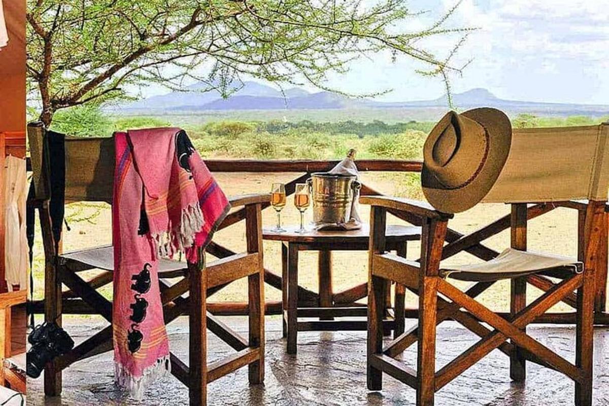 patio dengan meja dan kerusi serta topi