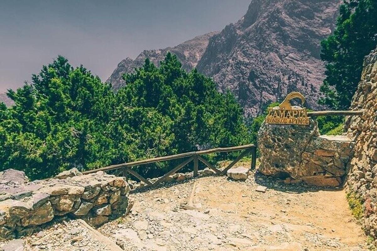 μια θέα ενός βουνού με έναν φράχτη και δέντρα