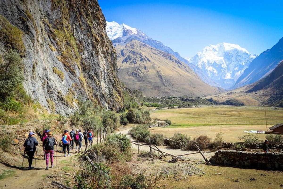 un gruppo di persone che cammina lungo un sentiero di montagna