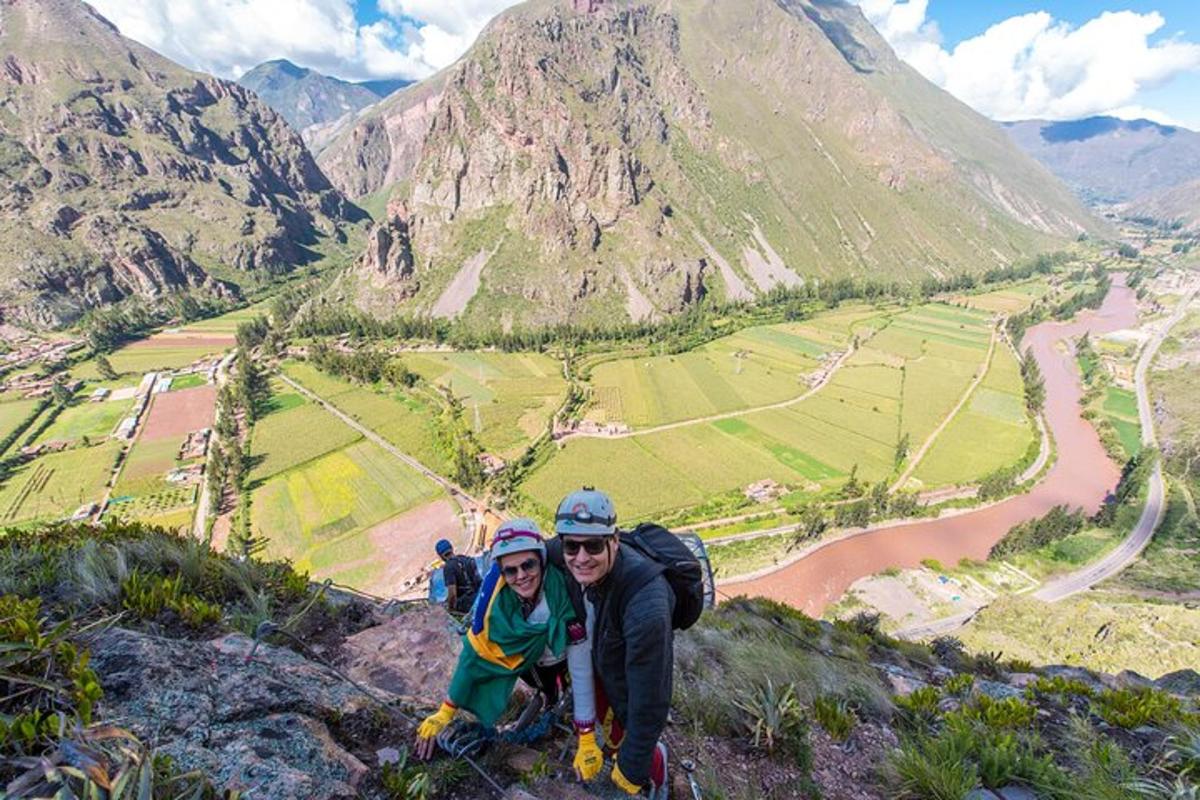 zwei Menschen stehen auf einem Berggipfel