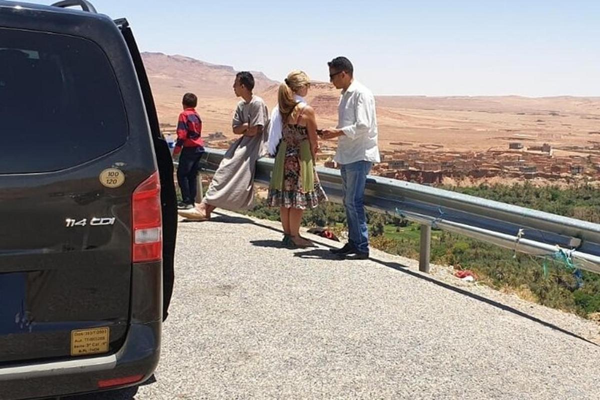 sekumpulan orang berdiri di atas jalan di sebelah kereta