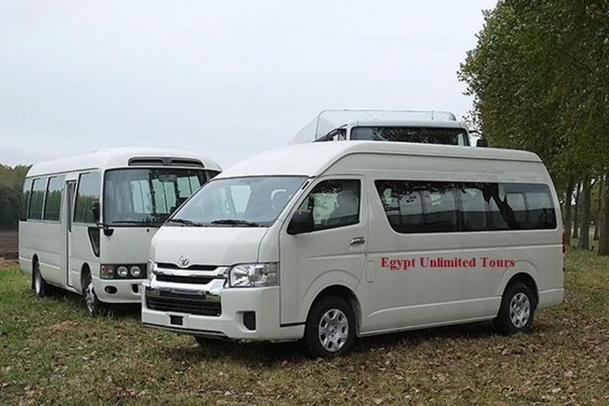 due furgoni bianchi parcheggiati uno accanto all'altro in un campo