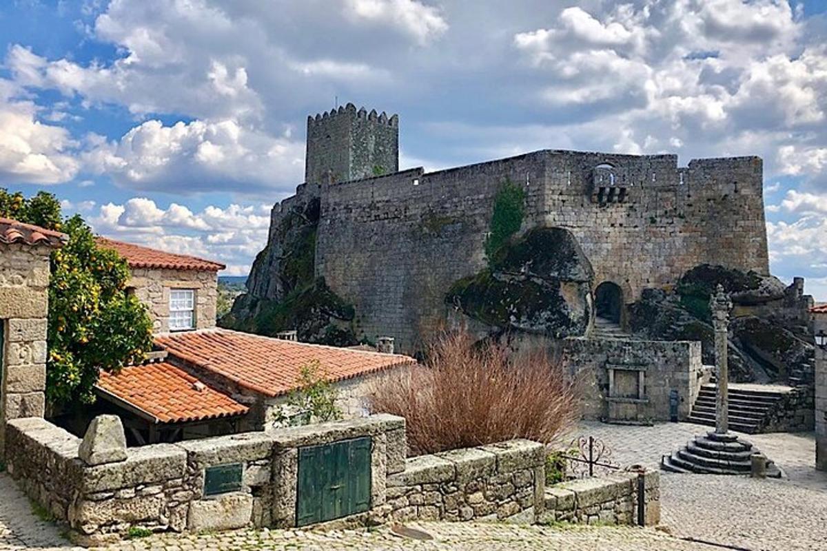 velký hrad s věží na vrcholu