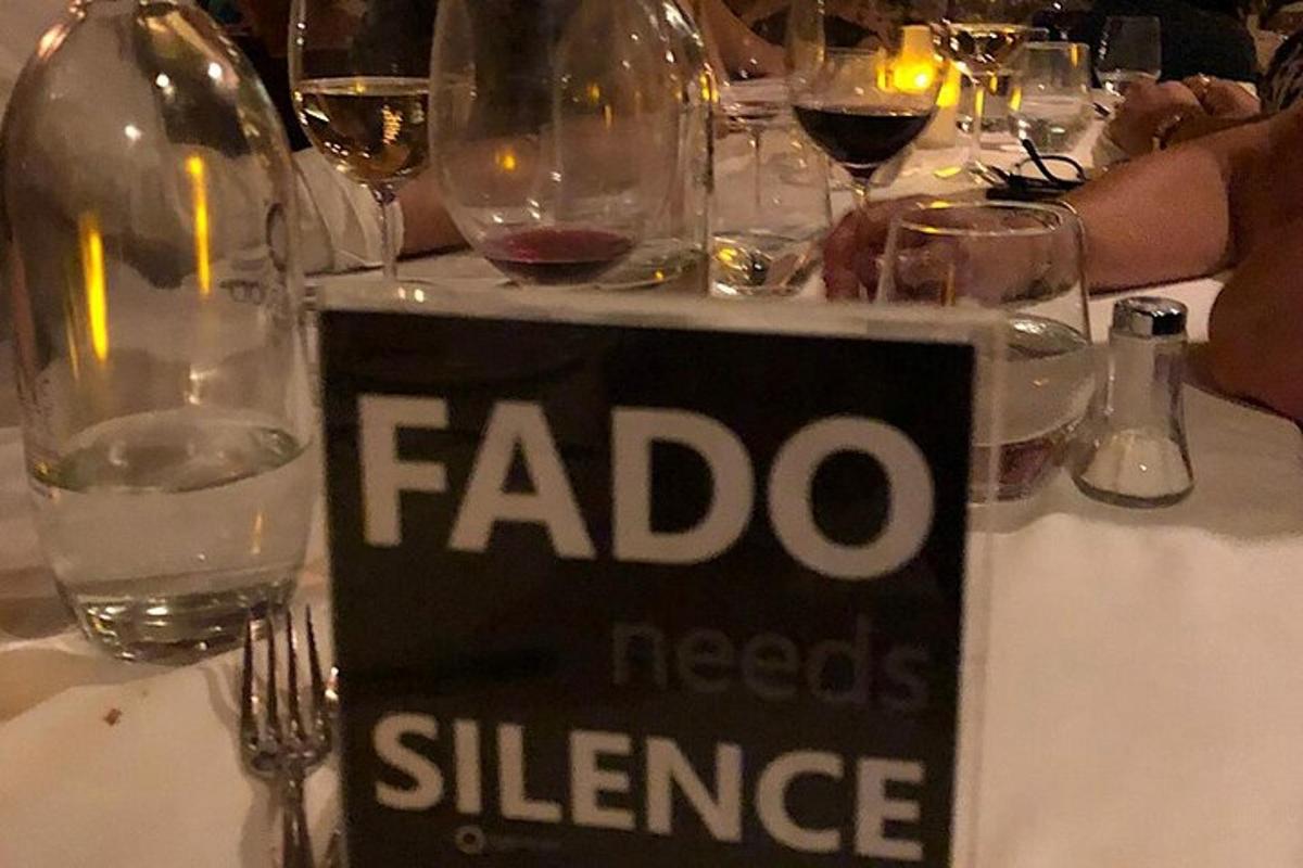 cedule na stole s vinnými sklenicemi a lahvemi vína