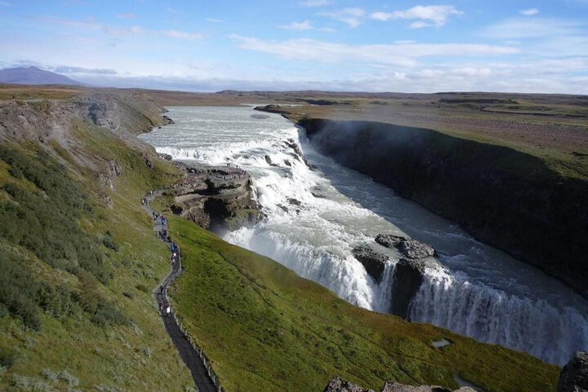 una vista aerea di una cascata sul lato di un fiume