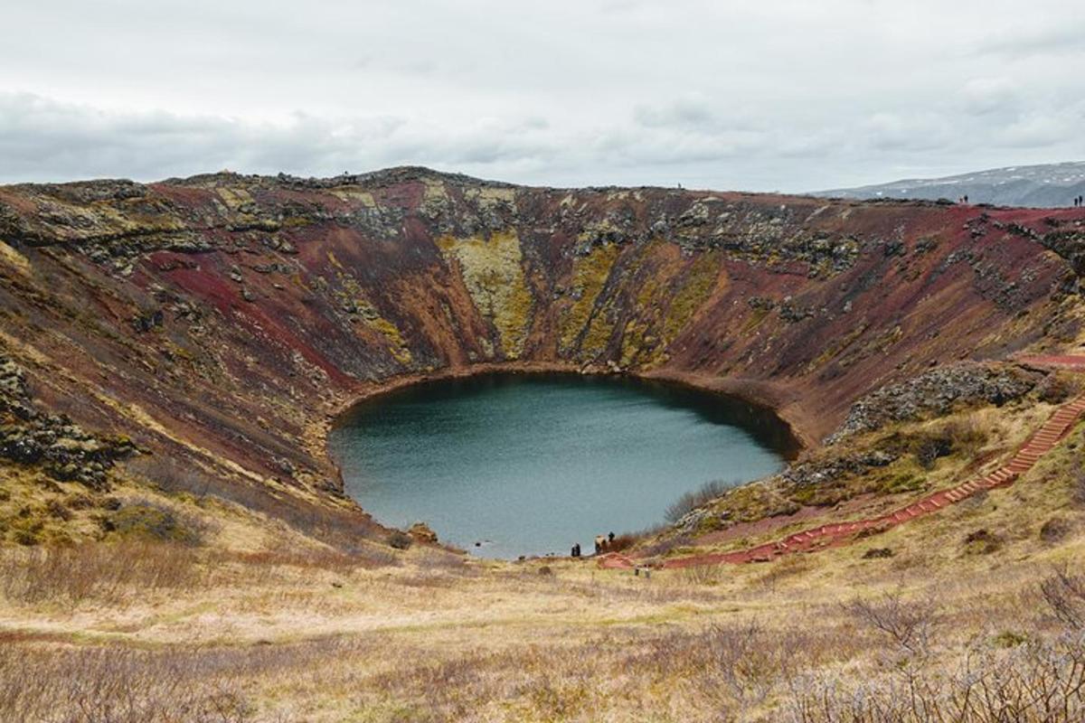 un grande cratere sul fianco di una collina con un lago