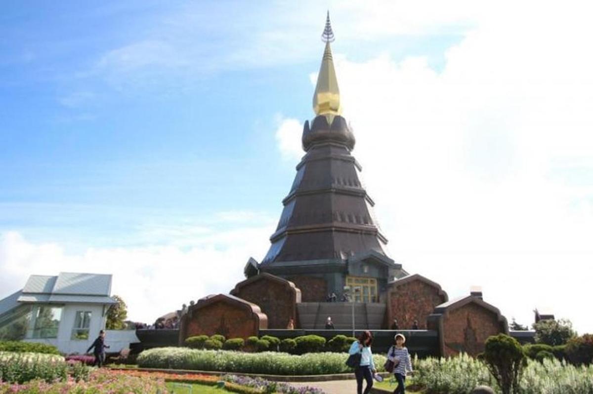 velika pagoda pred stavbo
