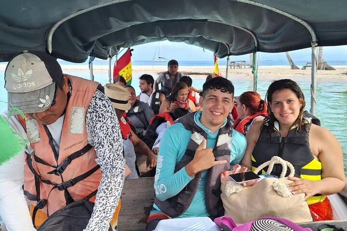 un gruppo di persone su una barca sulla spiaggia