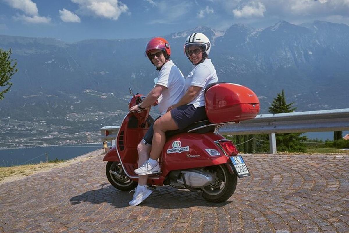 due persone sono sedute su uno scooter rosso