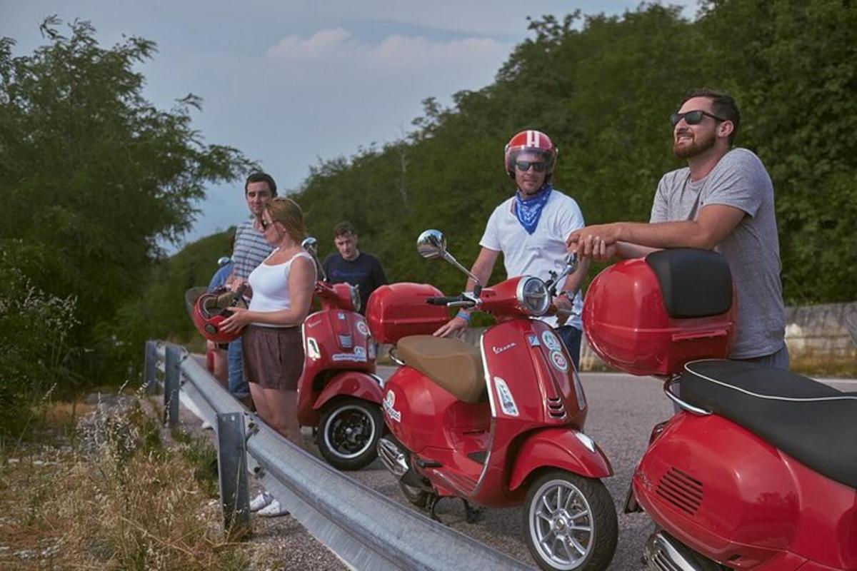 un gruppo di persone in scooter su una strada
