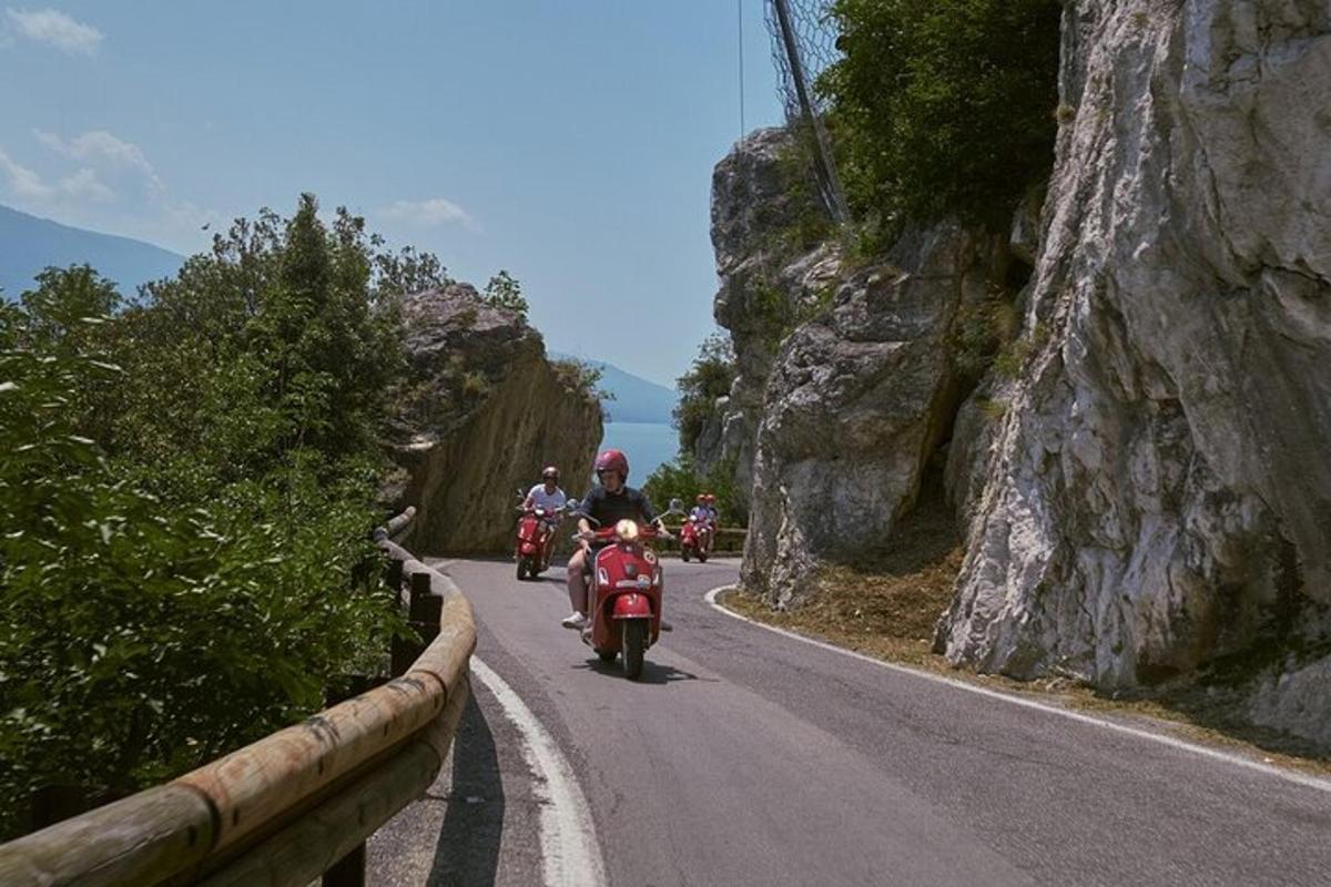 egy csoport ember motorozik lefelé egy hegyi úton