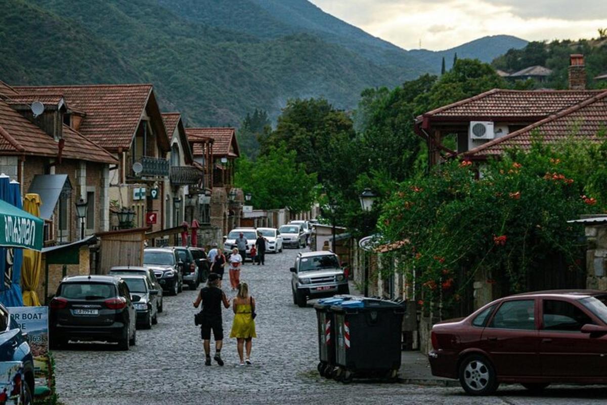 dva človeka, ki hodita po ulici v majhnem mestu