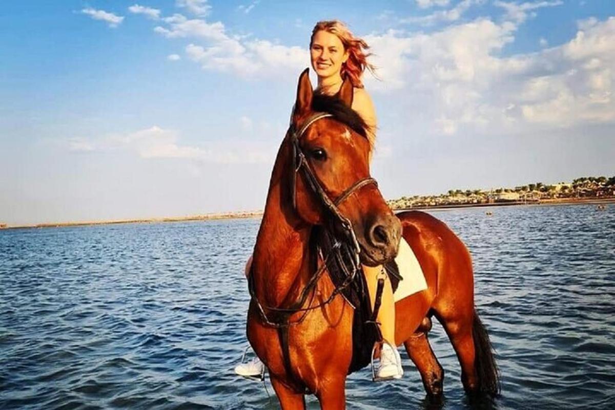 una donna a cavallo nell'acqua