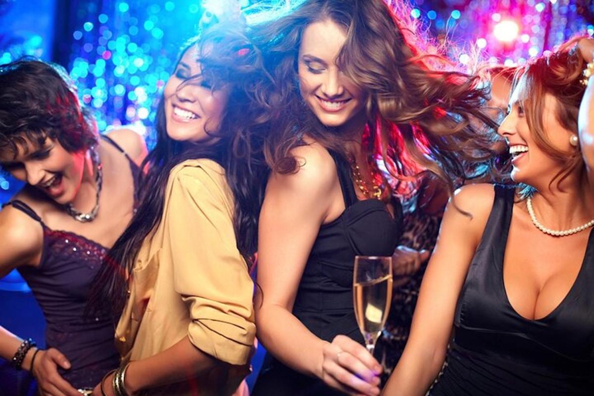 isang grupo ng mga babae na nakatayo sa isang party