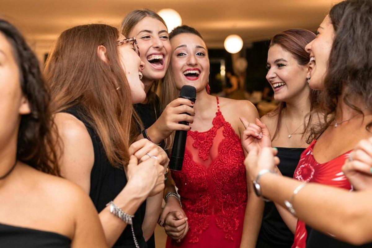 grupa kobiet śpiewających do mikrofonu